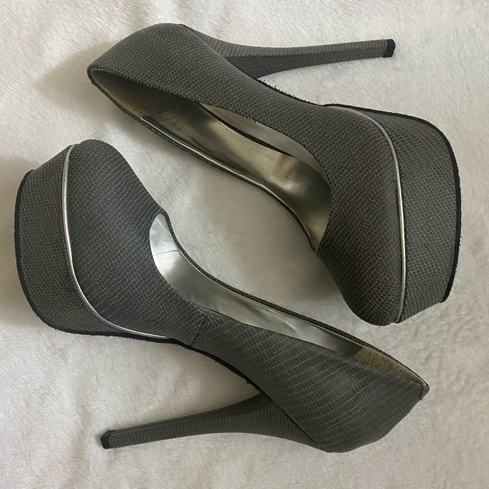 Stylish JustFab Gray “Enid” Heels